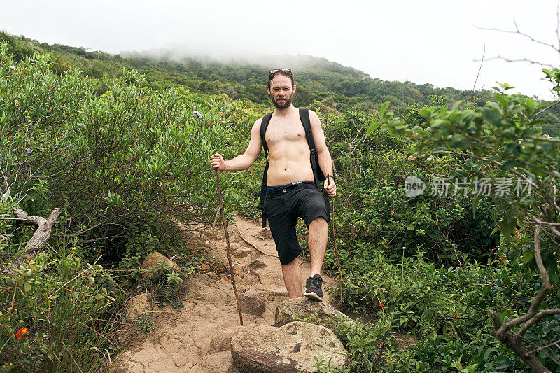 男人的幸福情感旅行生活方式健康概念冒险度假户外与自然和谐的小径称为laginha do Leste